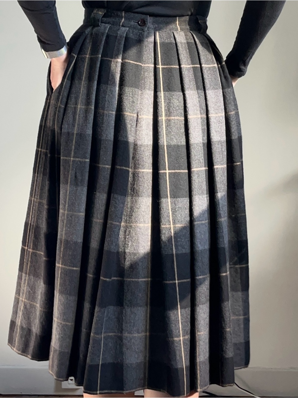Vintage Aquascutum Wool Tartan Plaid Pleated Midi Skirt in Charcoal and Black - Picture 4 of 8